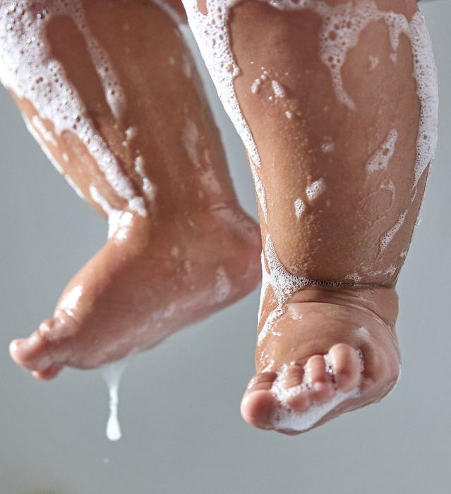 Пена на ножках ребенка во время купания