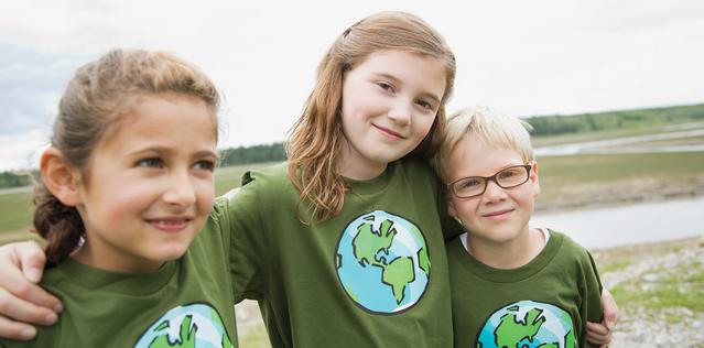 Дети в футболках с изображением земного шара